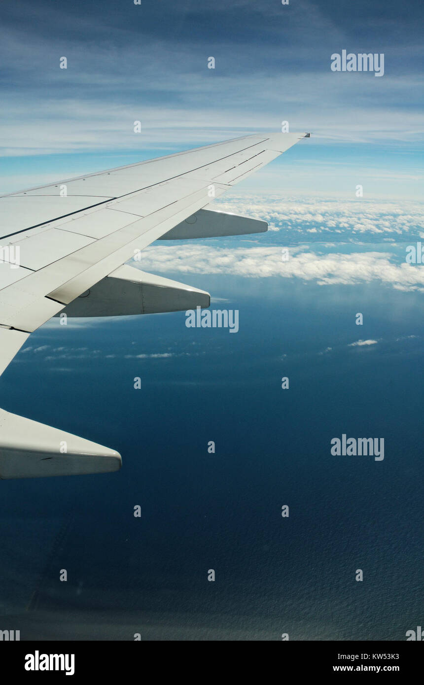 Une photographie de l'aile d'un Boeing 737-800, montrant son design aérodynamique et ses caractéristiques structurelles. Banque D'Images