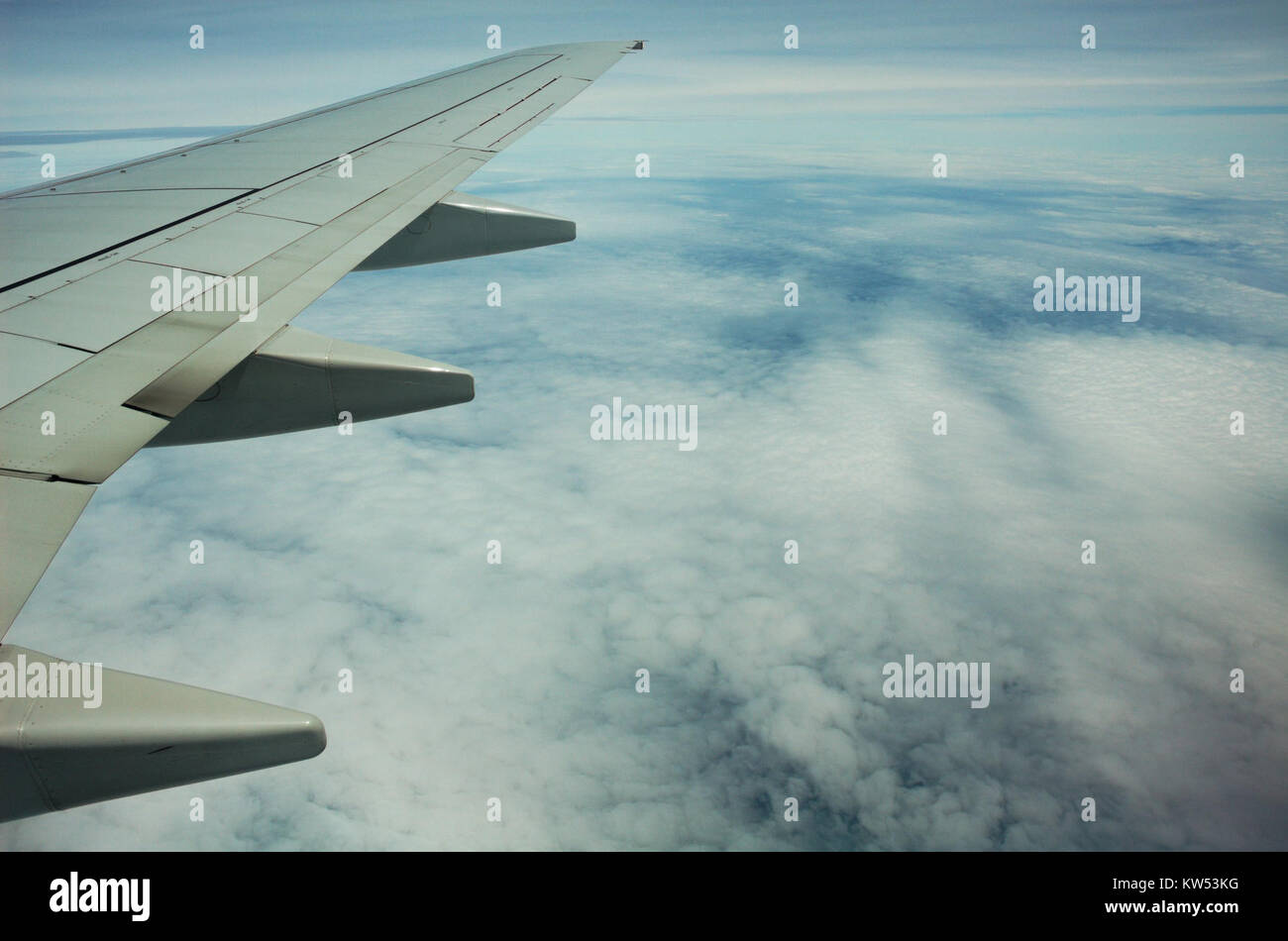 Photographie d'une aile de Boeing 737-800, prise le 27 mai 2006, montrant le design et la structure de l'aile. Banque D'Images