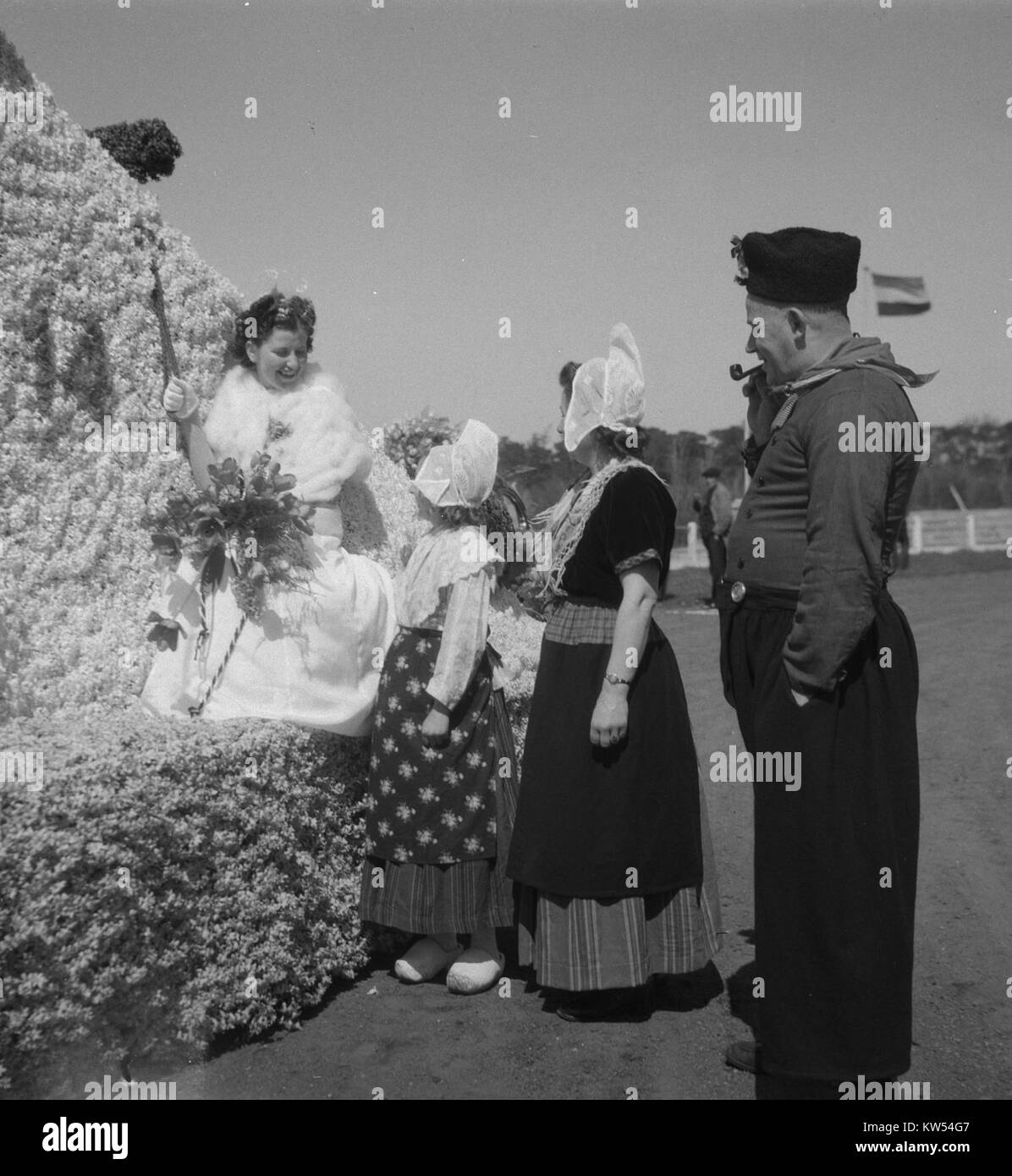 Le Bloemencorso Bollenstreek, une parade florale organisée chaque année aux pays-Bas, célèbre les champs de fleurs dynamiques et les traditions horticoles néerlandaises. Banque D'Images