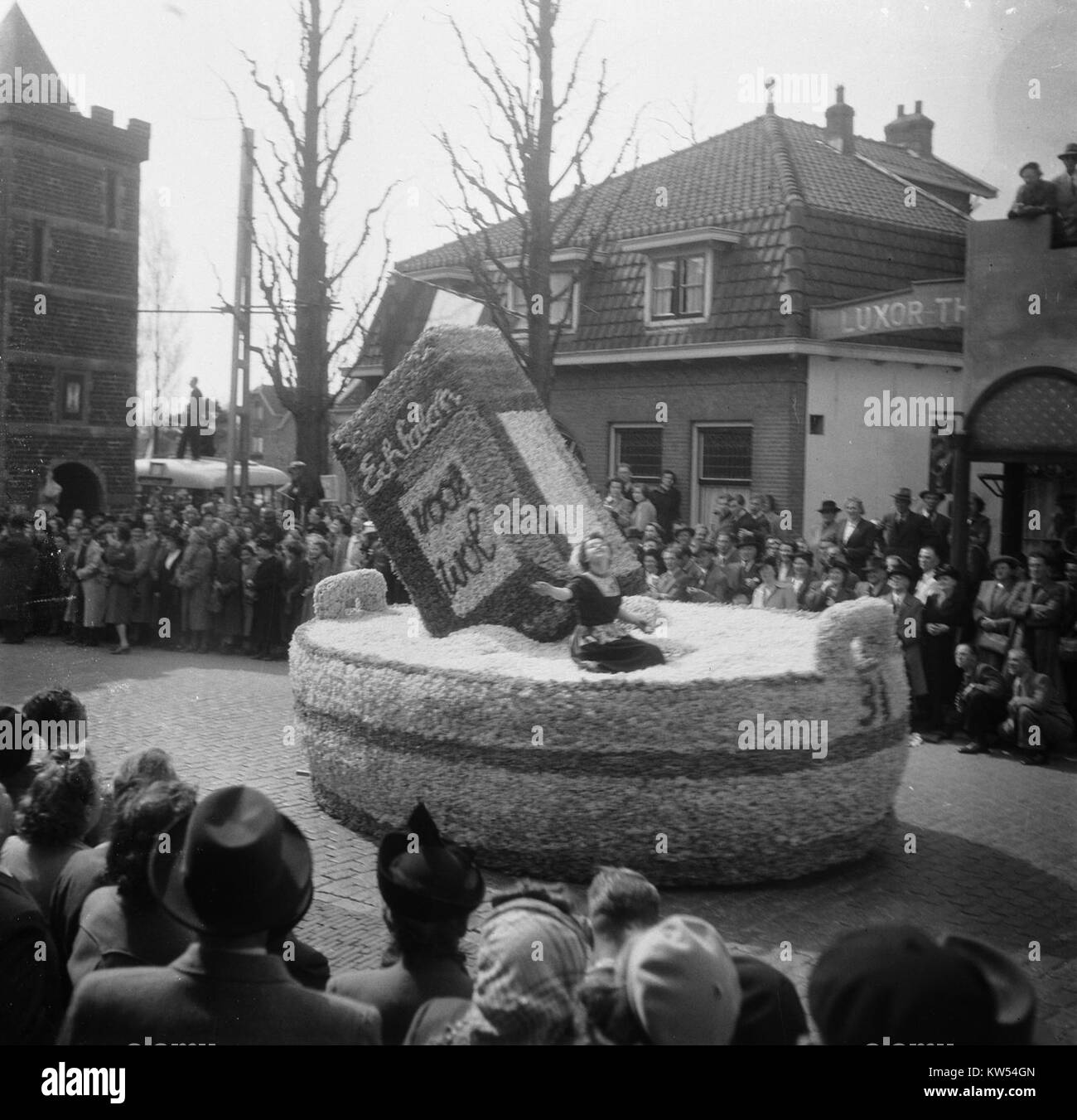 Le Bloemencorso lisse, organisé aux pays-Bas, est un défilé floral annuel connu pour ses expositions élaborées de motifs floraux. Echfalon fait référence au thème ou au domaine spécifique lié à l'événement, en soulignant son importance culturelle. Banque D'Images