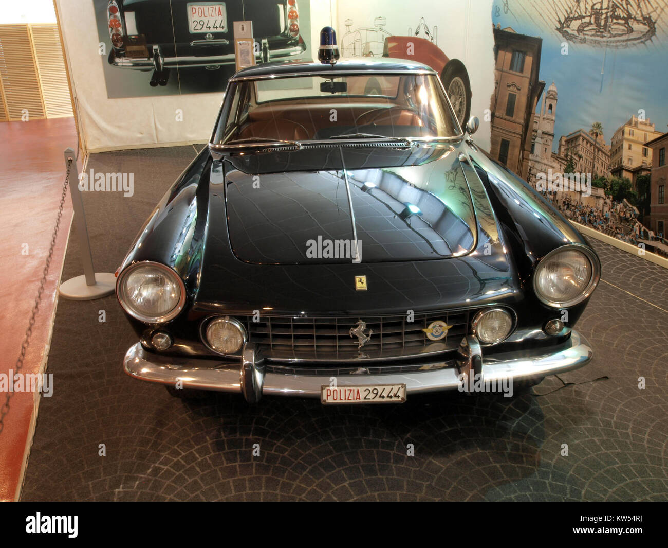 La Black Ferrari Polizia 29444 est un véhicule spécialisé utilisé par la police italienne, connu pour son design unique et sa fonction dans le domaine de l'application de la loi. Banque D'Images