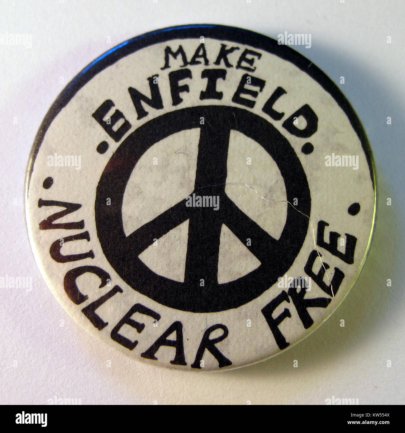 Le badge « Make Enfield Nuclear Free », créé vers 1984, symbolise le mouvement anti-nucléaire au Royaume-Uni. Il faisait partie des campagnes locales de plaidoyer pour le désarmement nucléaire, représentant l'activisme politique de l'époque et l'opposition du public aux armes nucléaires pendant la guerre froide. Banque D'Images