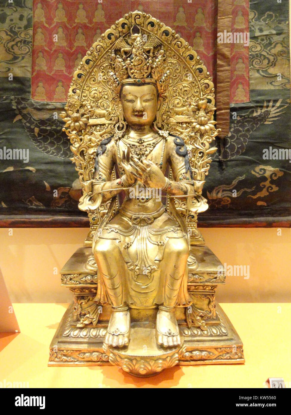 Cette représentation du XVIIIe siècle de Bodhisattva Maitreya du Tibet, conservée au Musée royal de l'Ontario, représente un exemple significatif de l'art et de l'iconographie bouddhistes tibétains. Banque D'Images