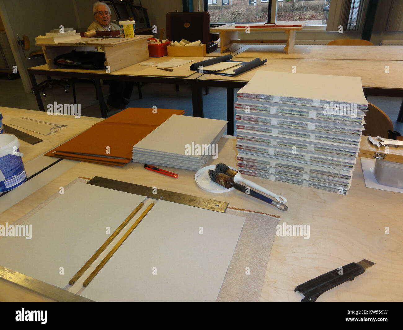 Cette image représente les outils utilisés par le Boekbindclub Dukenburg pour la reliure et le métier de reliure périodique. Les articles présentés font partie de l'équipement utilisé pour couper et façonner les matériaux pour la reliure, mettant l'accent sur l'artisanat traditionnel. Banque D'Images