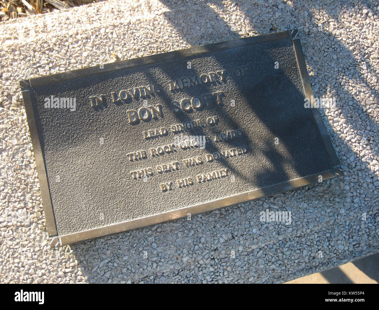 Le bon Scott Memorial Bench est un hommage à bon Scott, le chanteur du groupe de rock australien AC/DC. Le banc est situé à Fremantle, en Australie, près de l'endroit où Scott a passé une partie de sa jeunesse. Il commémore son héritage dans la musique et son impact sur le genre rock. Banque D'Images