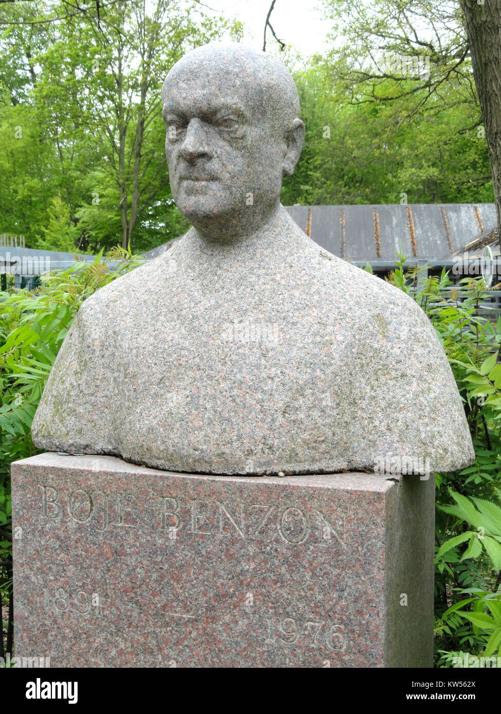 Le mémorial de Boje Benzon, situé au zoo de Copenhague, rend hommage à la vie et aux contributions de Boje Benzon, une figure notable de l'histoire du zoo et des efforts de conservation des animaux. Banque D'Images