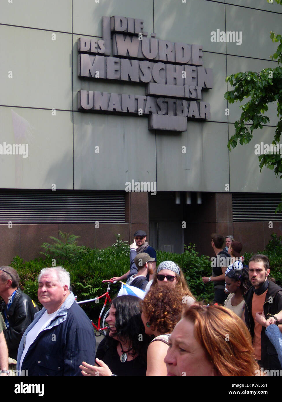 Blockupy est une série de manifestations qui ont lieu principalement en Allemagne, organisées par des mouvements sociaux et des groupes activistes. Les manifestations se concentrent sur des questions telles que l’austérité, les inégalités économiques et la justice sociale, ciblant souvent des institutions comme la Banque centrale européenne. Ils visent à mettre en évidence l'impact des politiques économiques sur les communautés vulnérables et à plaider en faveur de changements de politiques. Banque D'Images