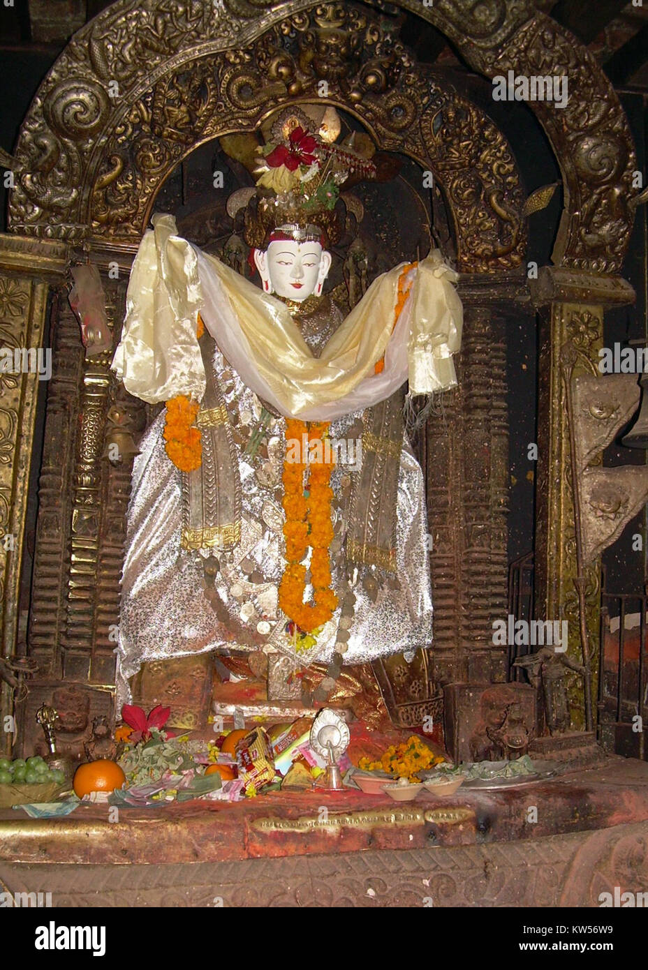 Bodhisattva Nala Karunamaya est une figure de la tradition bouddhiste, connue pour incarner la compassion et la miséricorde. Cette image représente probablement une représentation de cet être éclairé, reflétant les valeurs de gentillesse et d'altruisme dans les enseignements bouddhistes. Banque D'Images