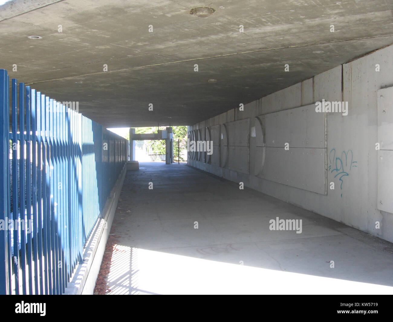 Blossom Hill VTA 1022, une station clé dans la région de San Jose en Californie, fait partie du réseau de la Valley Transportation Authority. Il sert de plaque tournante de transport en commun, reliant divers quartiers et offrant un accès au réseau de transport de la ville. La gare est essentielle pour les navetteurs voyageant à l'intérieur et à l'extérieur de la Silicon Valley. Banque D'Images