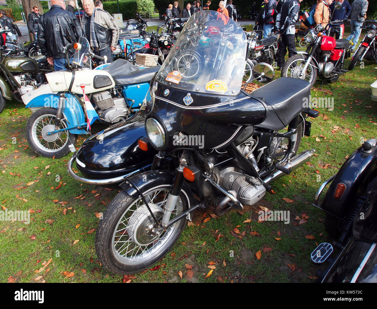 Une moto BMW noire avec side-car, photographiée dans une scène dynamique et détaillée. Le véhicule est un exemple classique de la conception de la moto avec un side-car pour le transport de passagers. Banque D'Images