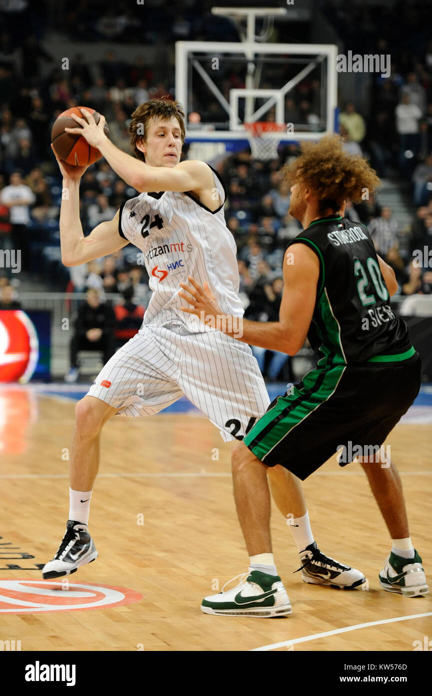 Belgrade, Serbie, le 3 février 2011 : Jan Vesely de Partizan contrôle le ballon pendant l'Euroligue top16 Groupe G match de basket entre Partizan(Serbie) Banque D'Images