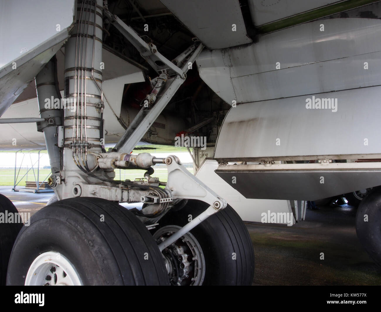 Cette image montre le train d'atterrissage principal d'un Boeing 747. Le train d'atterrissage est un élément essentiel de la conception de l'aéronef, car il fournit un soutien pendant le décollage, l'atterrissage et les opérations au sol. Le Boeing 747 est un avion de ligne commercial à large corps et à long rayon d'action. Banque D'Images
