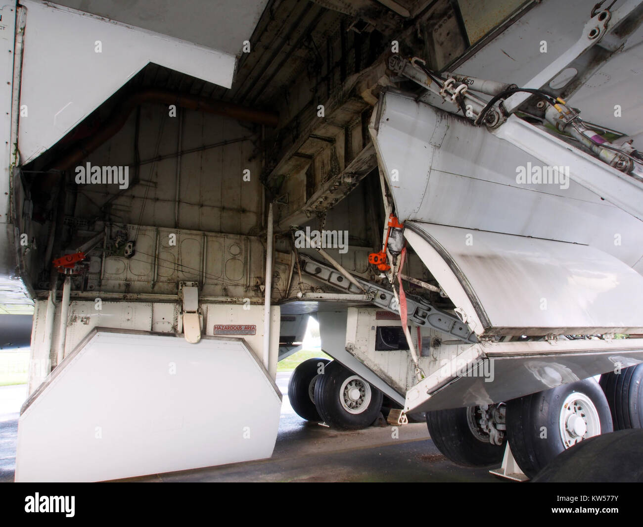 Cette image montre le train d'atterrissage principal d'un Boeing 747, un avion commercial à long rayon d'action et gros-porteur. Le 747, connu pour sa bosse distinctive et sa grande taille, a révolutionné le transport aérien, permettant des vols long-courriers avec une plus grande capacité de passagers. Banque D'Images