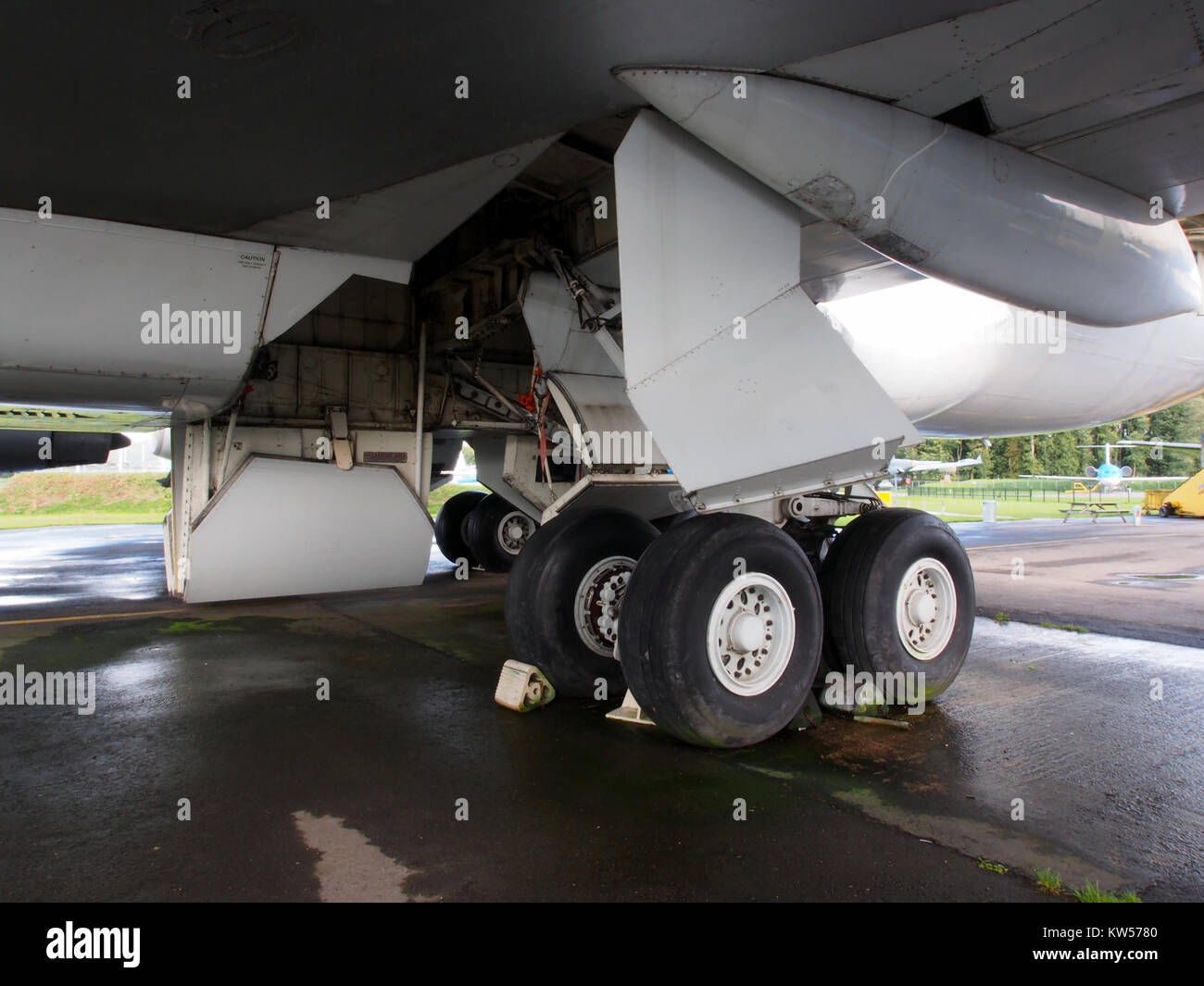 Une image détaillée du train d'atterrissage principal d'un Boeing 747, mettant en évidence la structure mécanique complexe utilisée pour l'atterrissage et le décollage. Banque D'Images