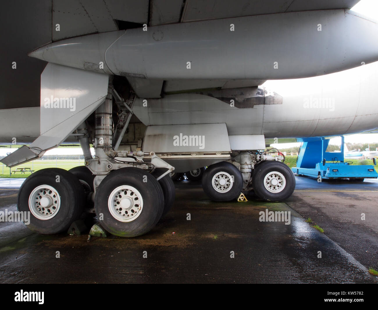 Photographie montrant le train d'atterrissage principal d'un Boeing 747, illustrant sa conception et les composants mécaniques utilisés lors de l'atterrissage. Banque D'Images
