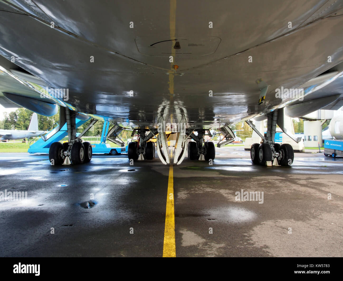 Cette image montre le train d'atterrissage principal d'un Boeing 747. Le train d'atterrissage est un élément essentiel à l'atterrissage et au décollage en toute sécurité de l'aéronef. Banque D'Images