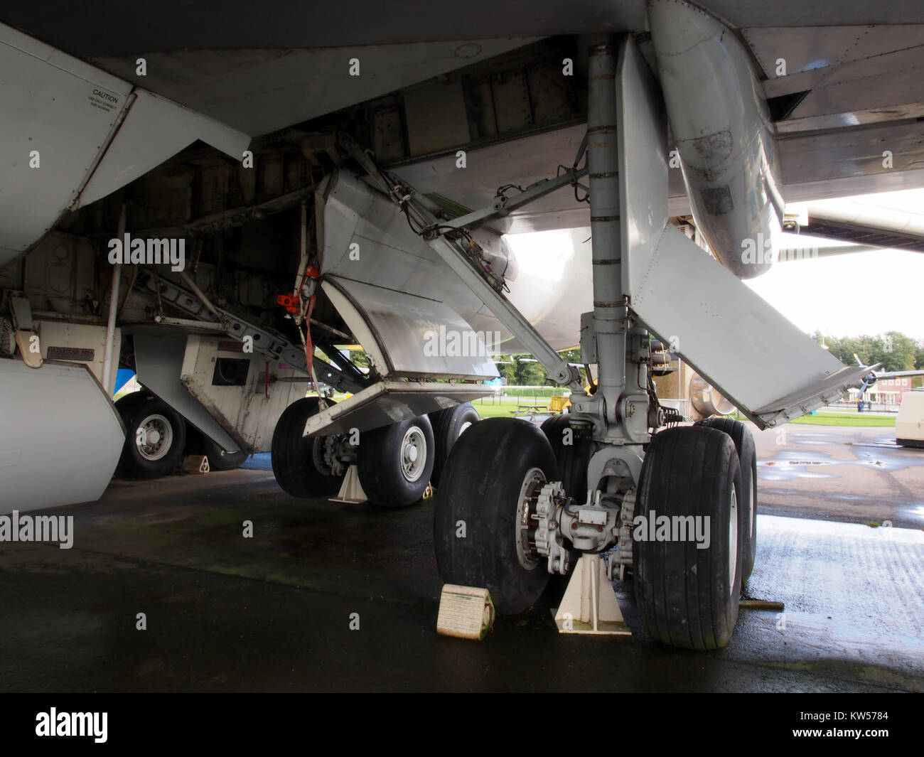 Cette image montre le train d'atterrissage principal d'un Boeing 747, un élément essentiel de la conception de l'avion pour l'atterrissage et le décollage. Le Boeing 747 est un avion commercial à longue portée, à carrosserie large et emblématique connu pour sa taille et ses performances. Banque D'Images