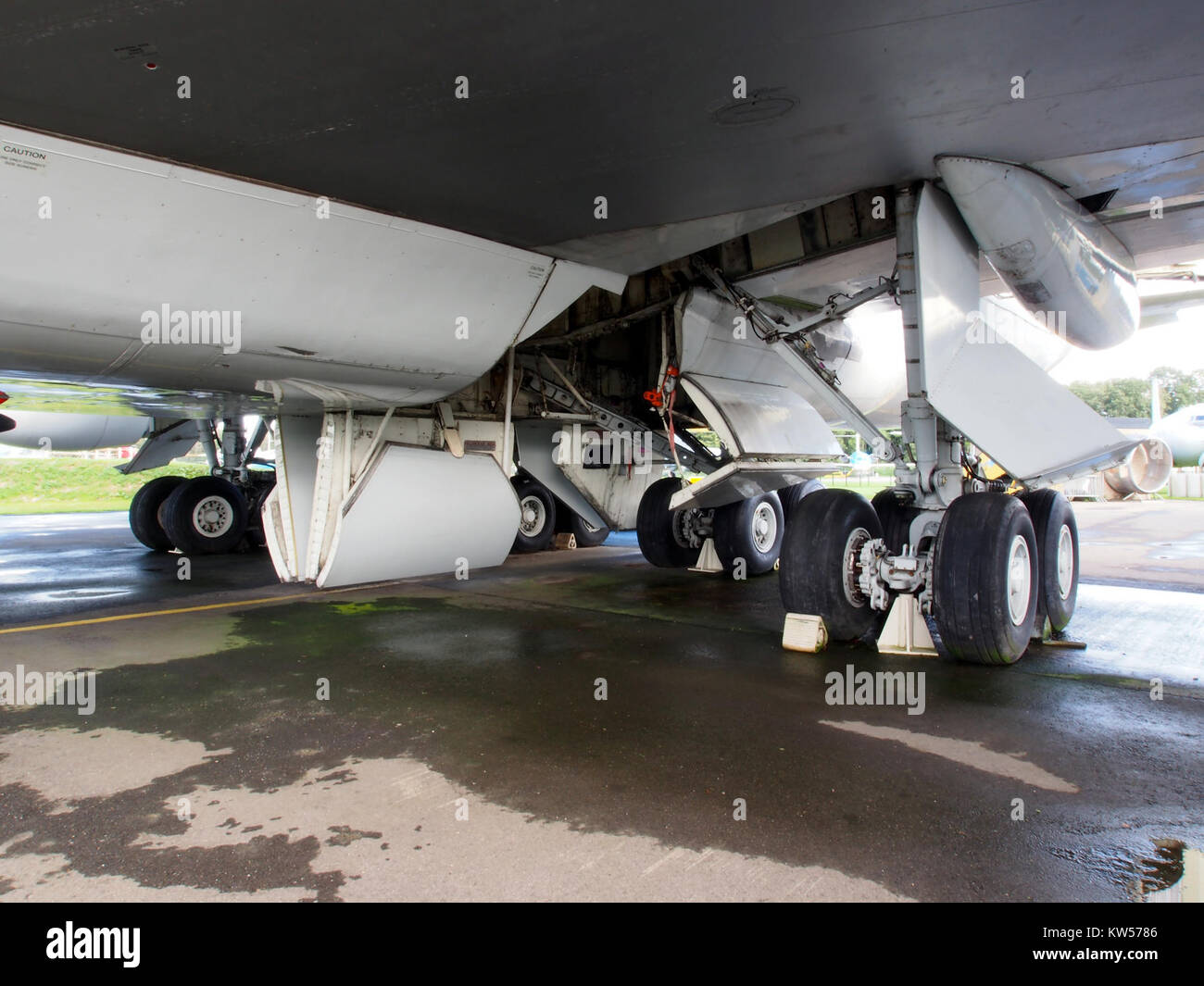Le Boeing 747, communément connu sous le nom de « Jumbo Jet », est un avion de ligne grand-porteur utilisé pour les vols longue distance. L'image met l'accent sur le train d'atterrissage principal, un élément structurel essentiel au décollage et à l'atterrissage. Banque D'Images
