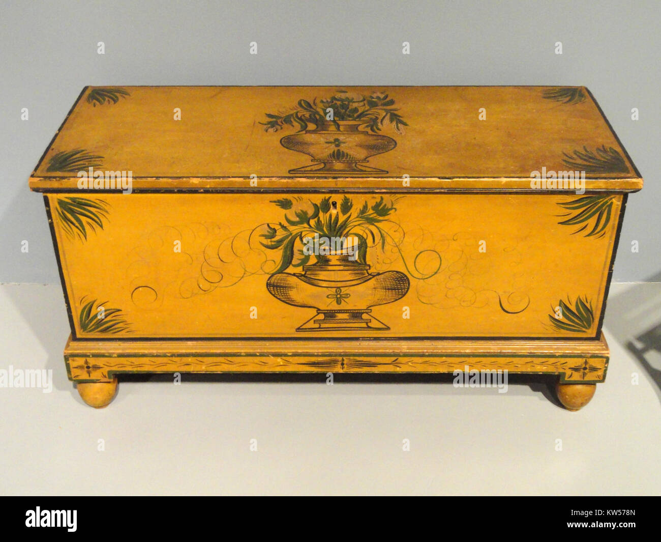 Cette couverture de 1836 de Nouvelle-Angleterre, probablement Connecticut, est faite de pin blanc et de chêne, avec une décoration peinte. Il est exposé à l'Art Institute de Chicago comme un excellent exemple de l'artisanat américain. Banque D'Images