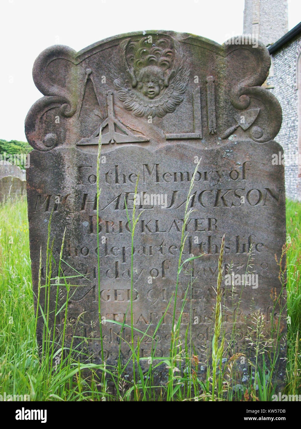 Cette pierre tombale, située à l'église Saint Nicholas à Blakeney, comporte l'inscription d'un maçon, marquant un détail historique unique des membres de la communauté de l'église. Il offre un aperçu de l'histoire locale et de l'artisanat. Banque D'Images
