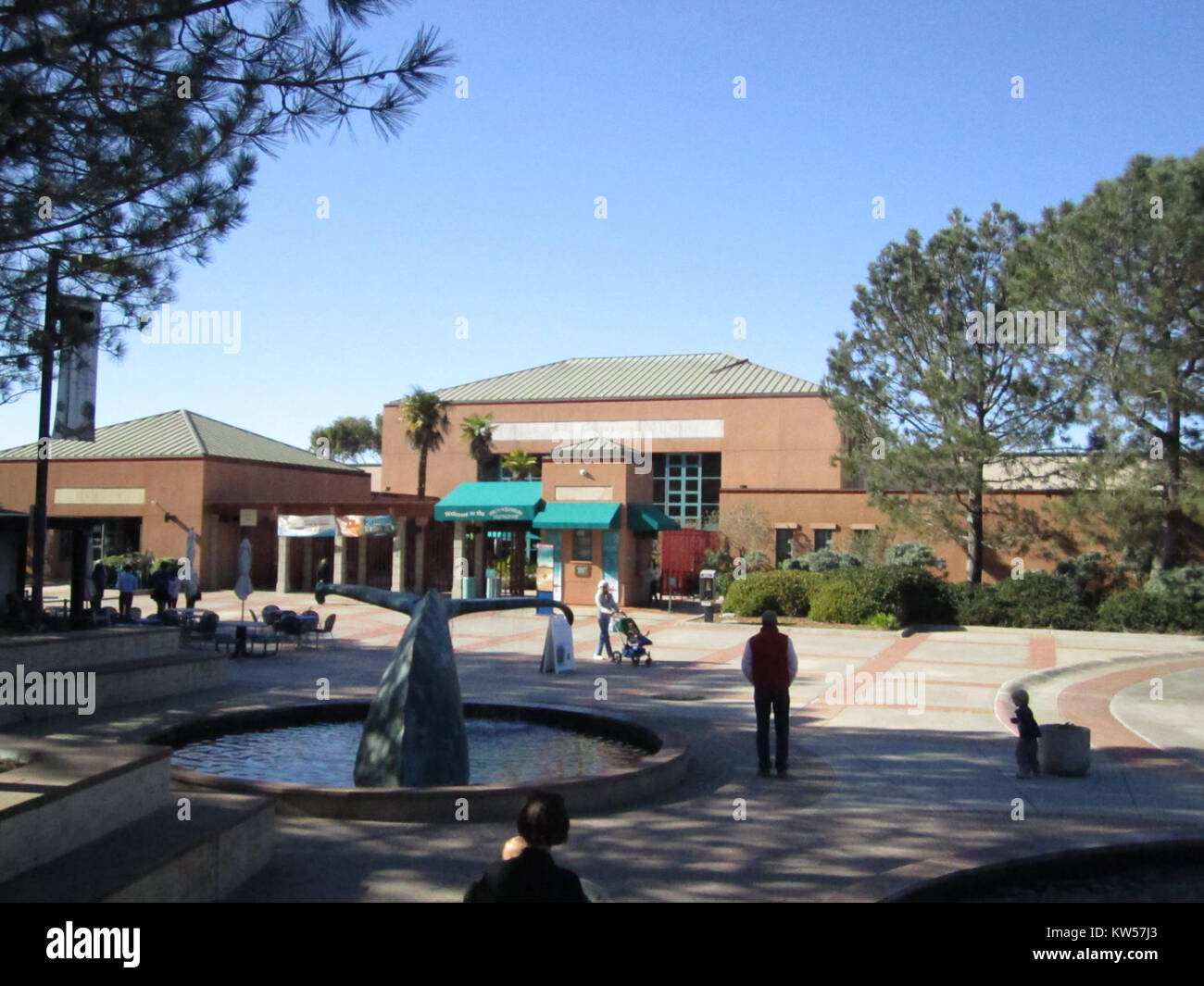 L'entrée de l'aquarium Birch à la Jolla, en Californie, invite les visiteurs à explorer les expositions de vie marine. L'aquarium offre une expérience éducative, axée sur les sciences océaniques, les écosystèmes marins et les efforts de conservation. Banque D'Images