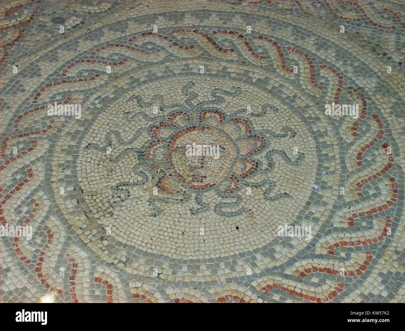 La mosaïque de la Méduse de la Villa romaine de Bignor, une mosaïque romaine antique représentant la figure mythologique de Méduse, qui fait partie de la collection archéologique. Banque D'Images