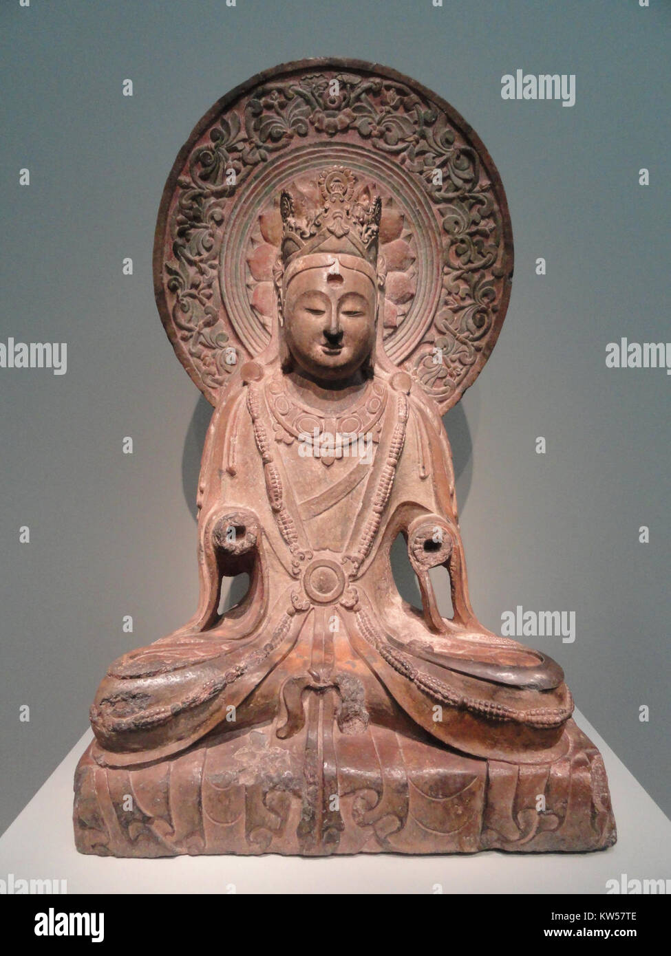 Cette sculpture Bodhisattva, de la dynastie Qi du Nord (550â€"577 AD), a été trouvée dans les temples de la grotte de Xiangtangshan, province du Hebei. Fabriqué à partir de calcaire avec des traces de pigment, il illustre l'art bouddhiste de l'époque. La sculpture est conservée dans la Freer Gallery of Art. Banque D'Images