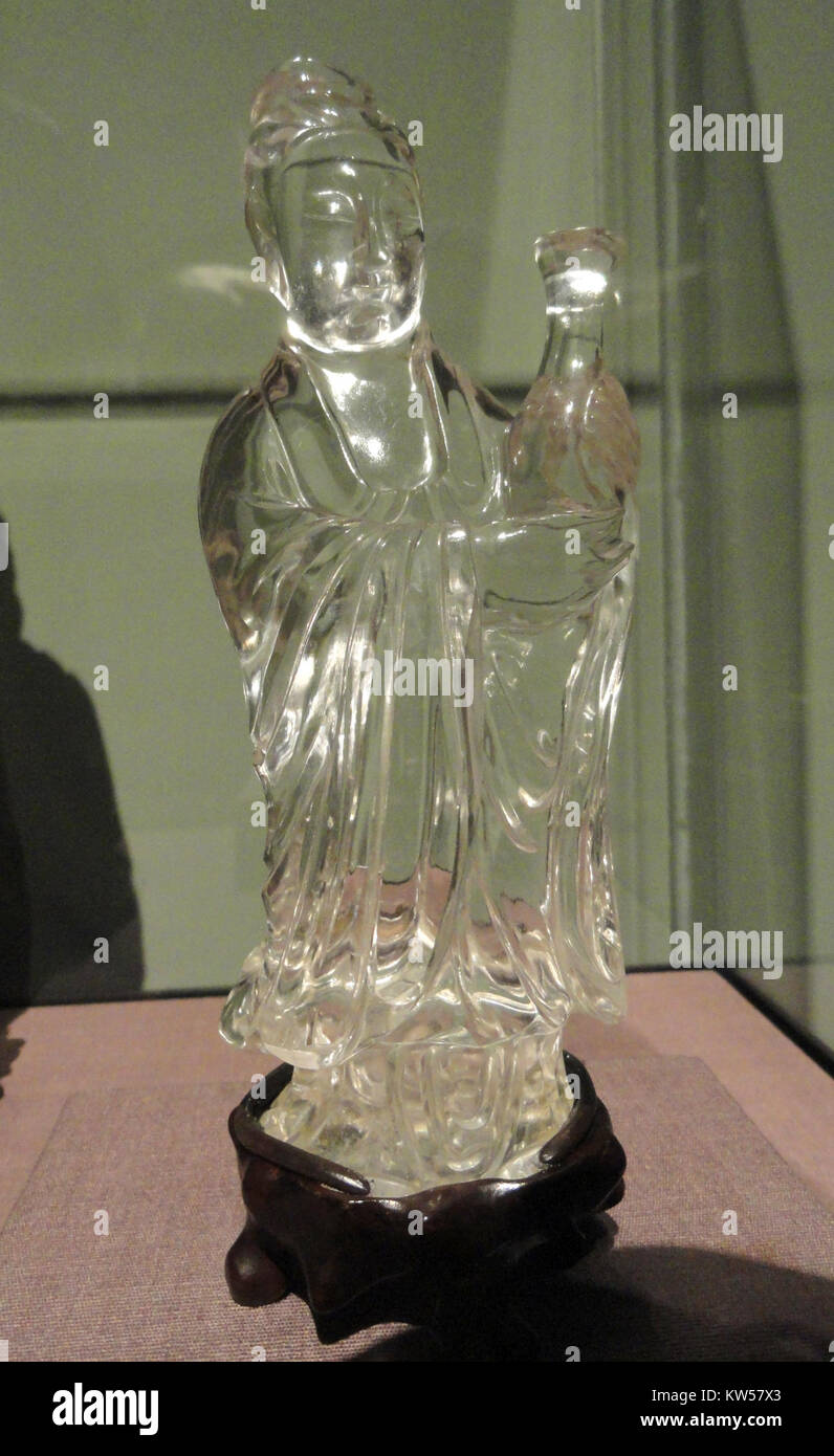 Cette sculpture coréenne du XIXe siècle représentant un Bodhisattva tenant un pot d'eau est exposée au San Diego Museum of Art. La figure de cristal représente les traditions artistiques bouddhistes de Corée. Banque D'Images