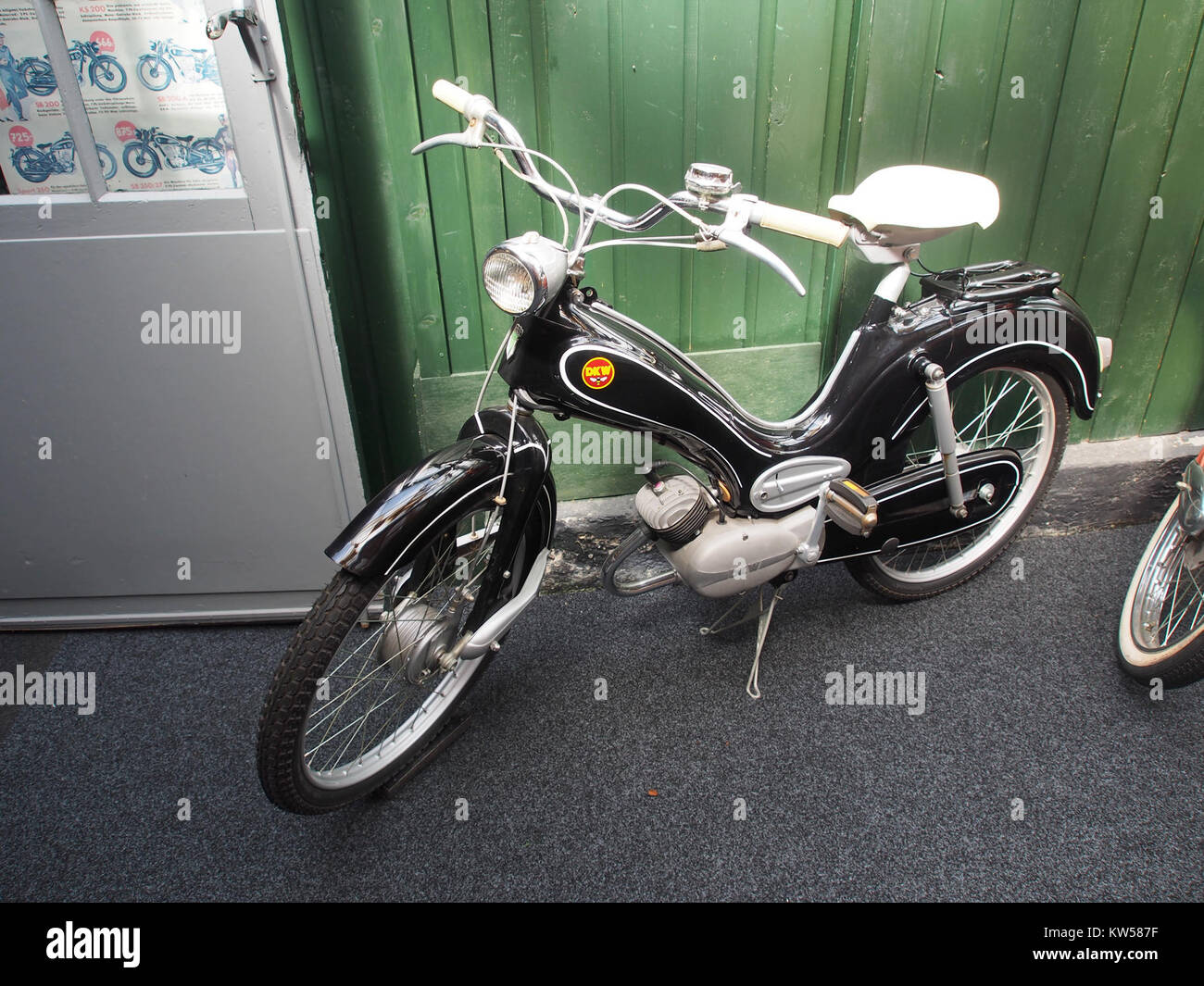 La Black DKW Hummel est une moto allemande classique connue pour sa taille compacte et son design efficace. Ce modèle faisait partie de la marque DKW, qui est devenue célèbre pour la production de motos au milieu du XXe siècle. Banque D'Images