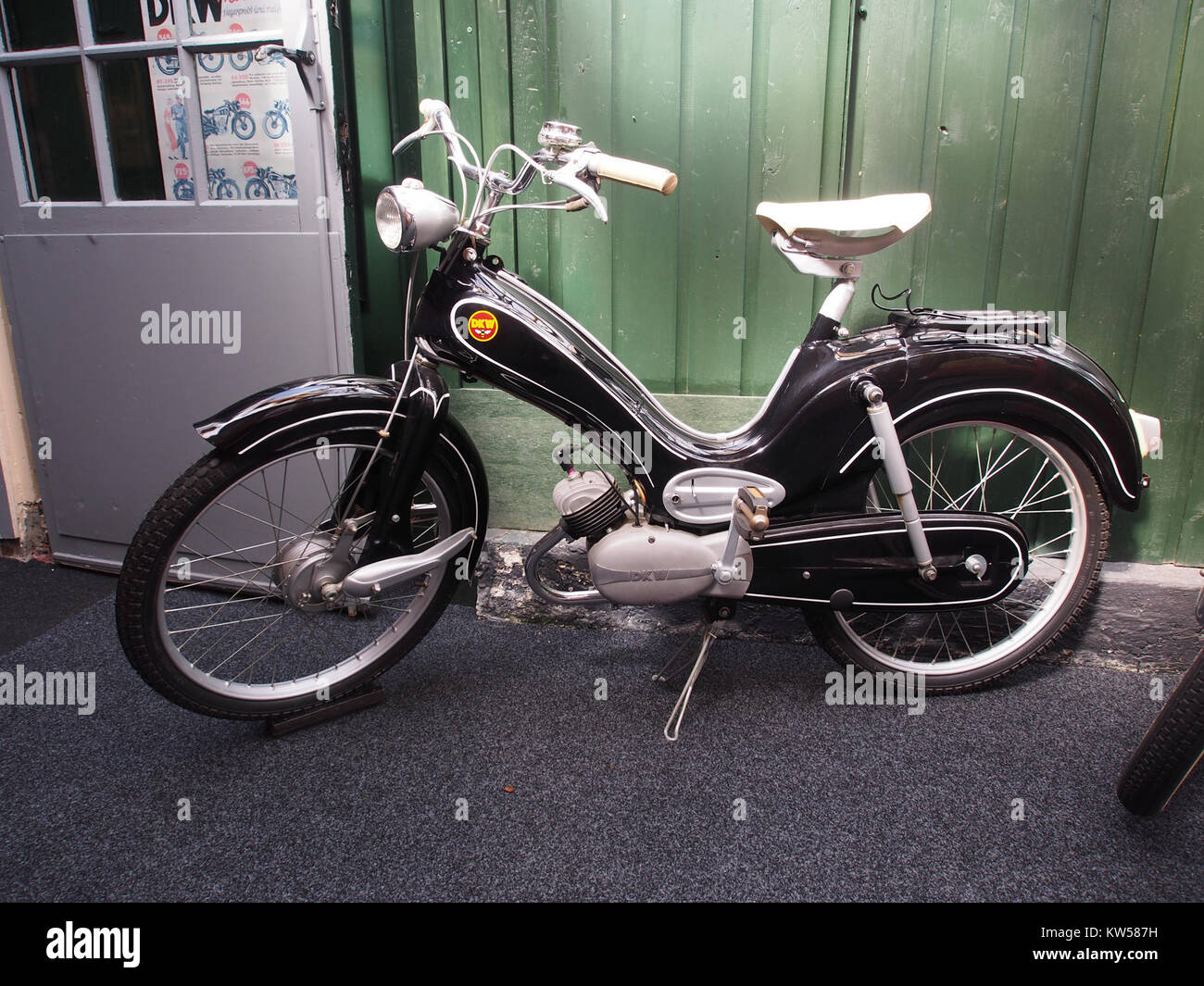 Une photographie d'un Hummel DKW noir, un modèle de scooter vintage. L'image met en valeur le design du scooter et l'importance historique de la marque DKW dans l'industrie automobile. Banque D'Images