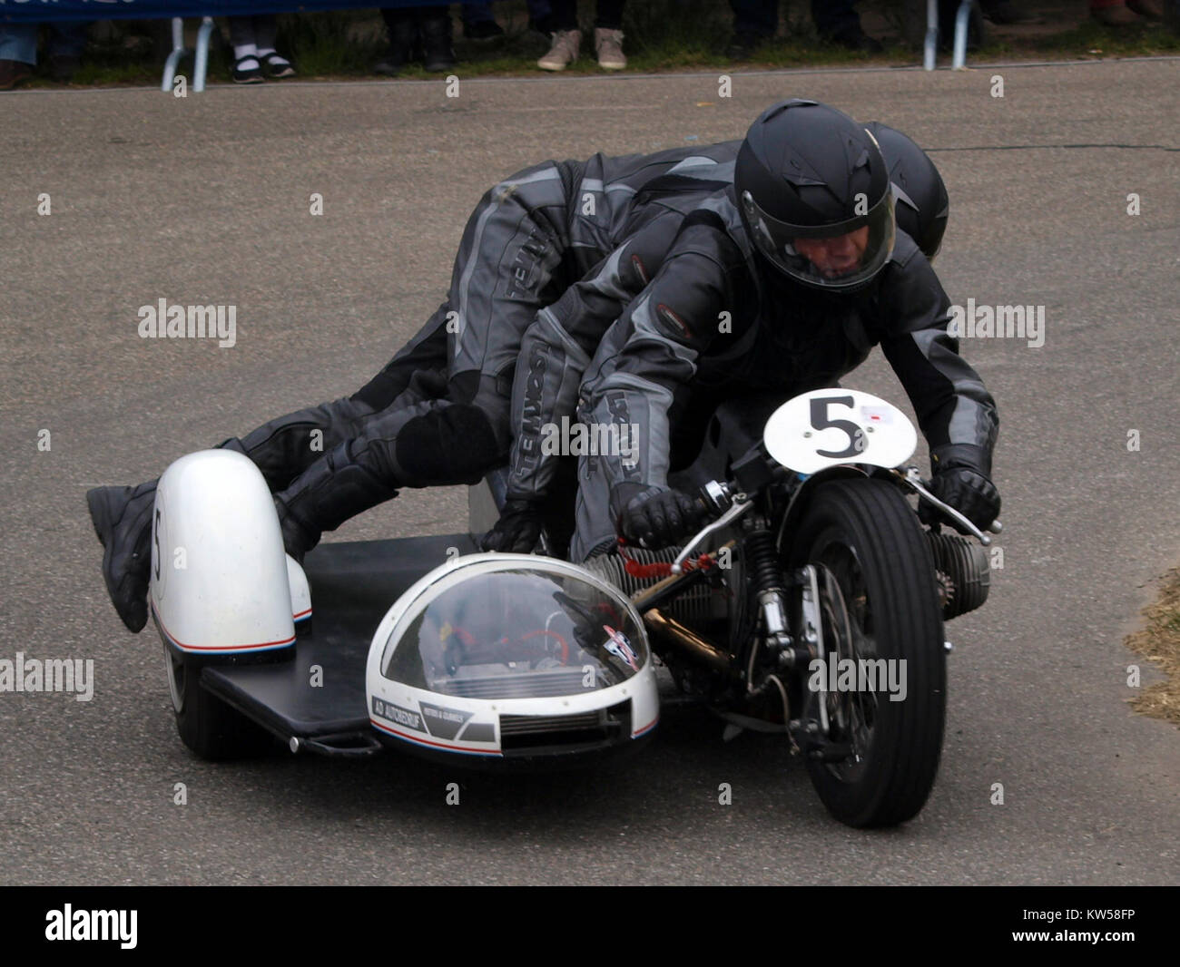 Cette image présente une moto combinée BMW, modèle n°5, mettant en évidence son ingénierie et son design, probablement datant d'une période antérieure du XXe siècle. Banque D'Images