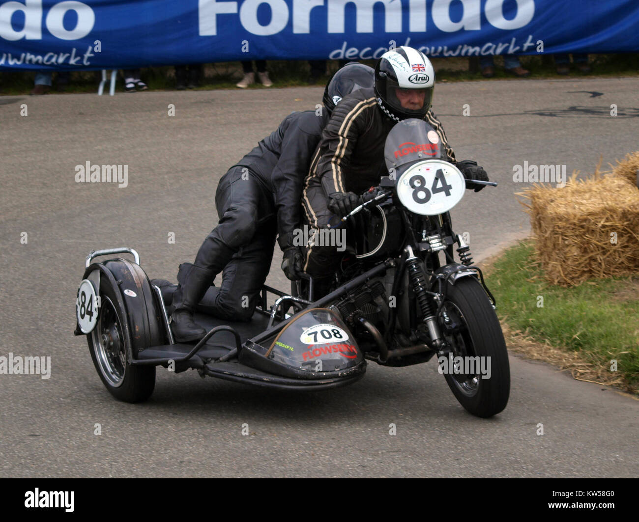La combinaison BMW No84 fait probablement référence à un modèle ou à une configuration de véhicule spécifique, l'image offrant une représentation visuelle de la conception ou des caractéristiques de la voiture. Banque D'Images