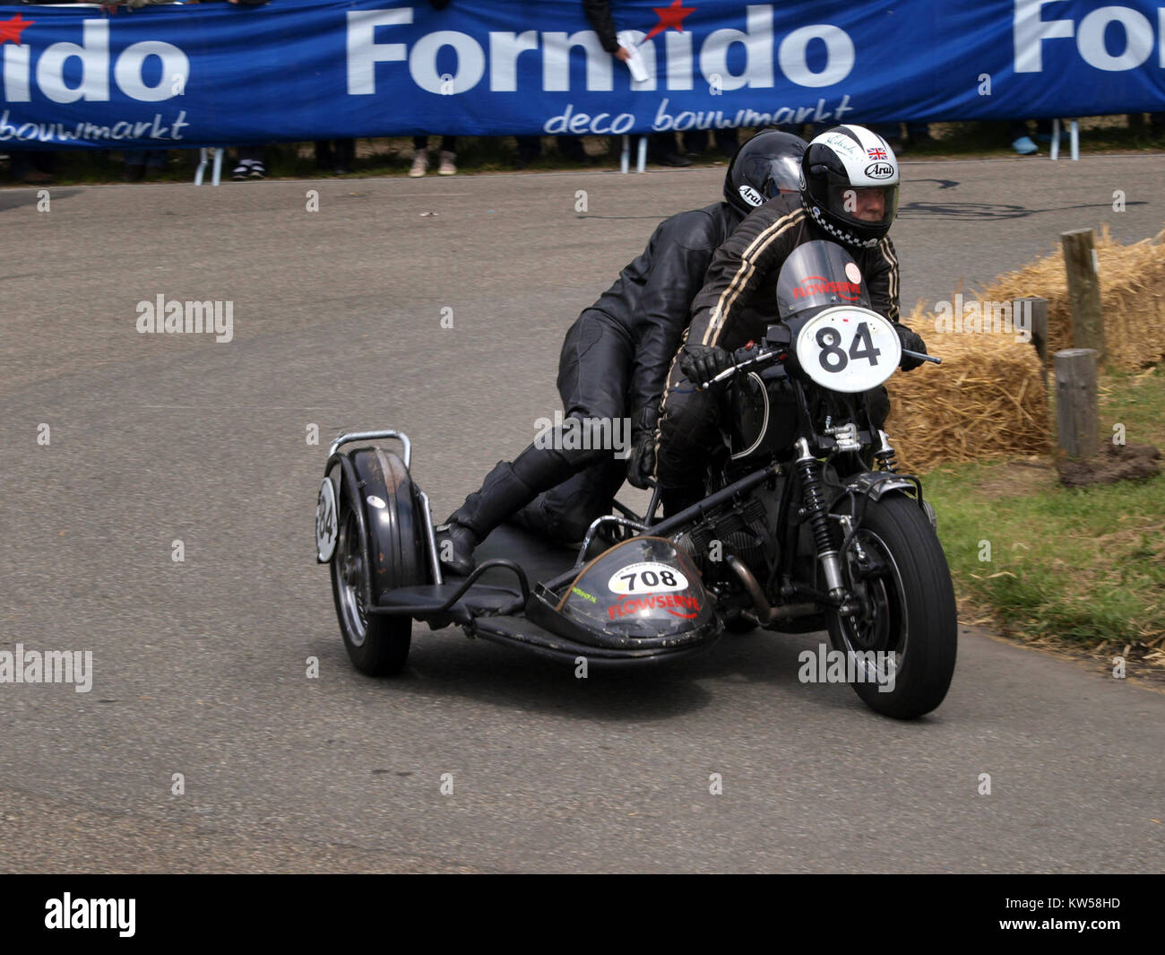 BMW combinaison No84 fait référence à un modèle ou une version spécifique de la gamme BMW, mettant en valeur ses caractéristiques et son design uniques dans l'histoire de l'automobile. La photographie capture des détails de ce véhicule particulier, qui a une importance dans la gamme de modèles BMW. Banque D'Images