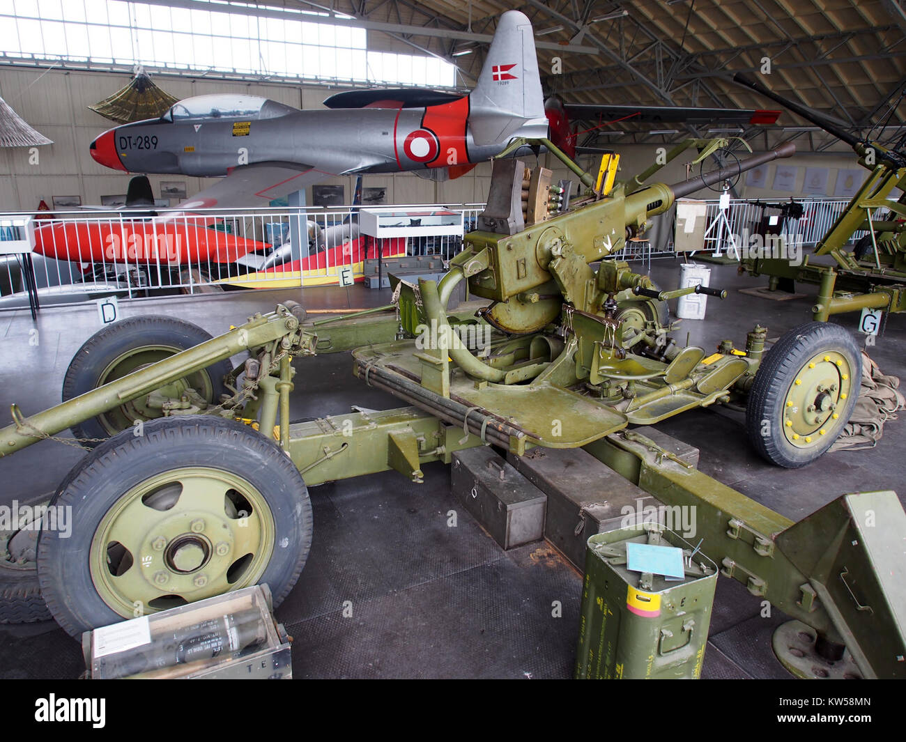 Le canon antiaérien Bofors M50 L60 est exposé au Musée de la Défense et de la garnison d'Aalborg au Danemark. Ce morceau d'histoire militaire fait partie de la collection du musée, mettant en valeur son importance dans la technologie de défense du XXe siècle. Banque D'Images