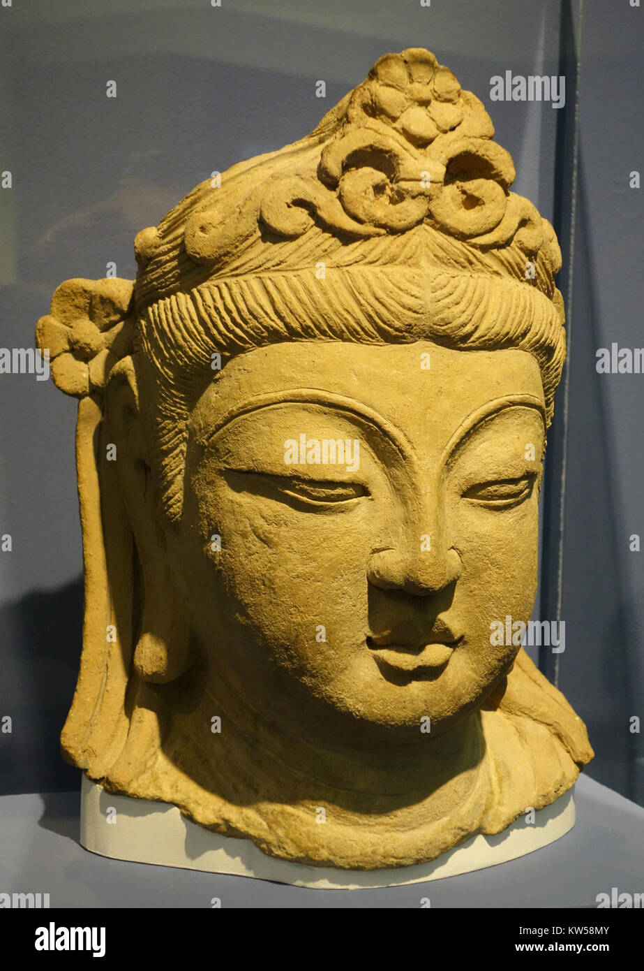 Cette tête Bodhisattva de la dynastie Tang, créée autour du VIIIe siècle après JC, est fabriquée à partir d'argile ou de stuc et peinte avec un pigment noir. Il représente l'art bouddhiste pendant la période Tang en Chine. Banque D'Images