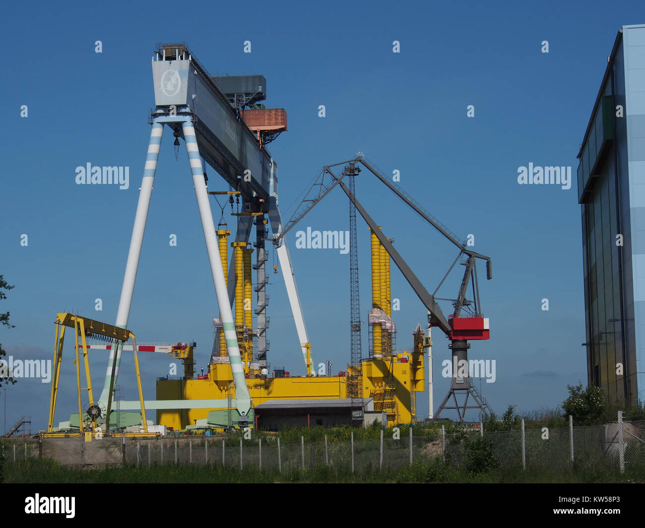 La grue Big Gantry située dans le port d'Odense, au Danemark, est un équipement industriel important utilisé dans les opérations portuaires, connu pour sa grande taille et sa capacité à déplacer de lourds conteneurs de fret. Banque D'Images