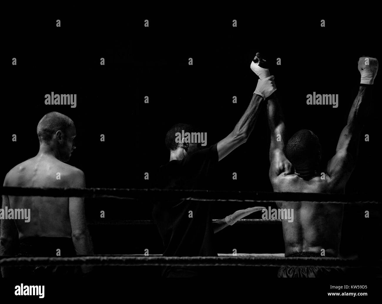 Photographie en noir et blanc représentant un boxeur en action lors d'un combat sportif, capturant l'intensité et l'athlétisme du sport. Banque D'Images