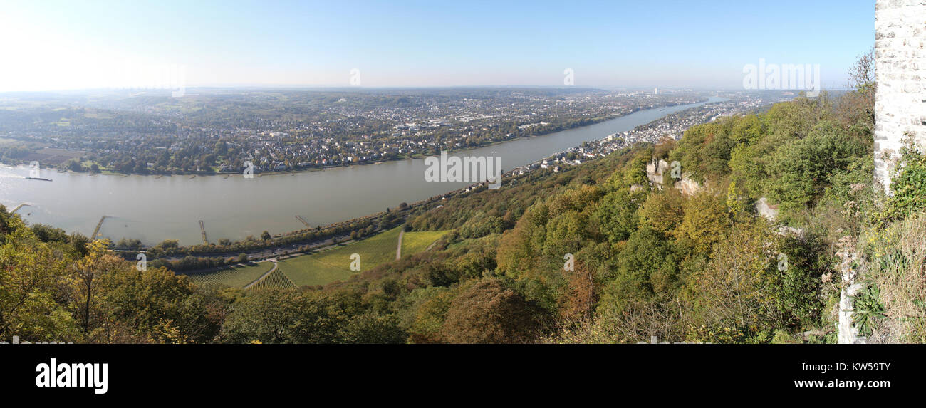 Une vue panoramique depuis les Drachenfels, une partie de la chaîne de montagnes Siebengebirge en Allemagne, offrant une vue panoramique sur la région environnante. Banque D'Images