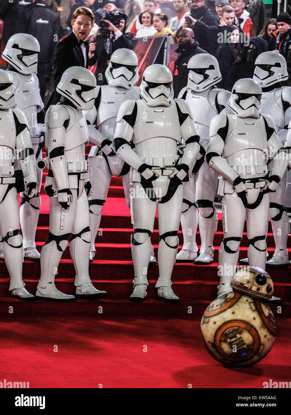 La première européenne de Star Wars Jedi - le dernier au Royal Albert Hall le mardi 12 décembre 2017. Sur la photo : BB8 , les gardes impériaux Banque D'Images