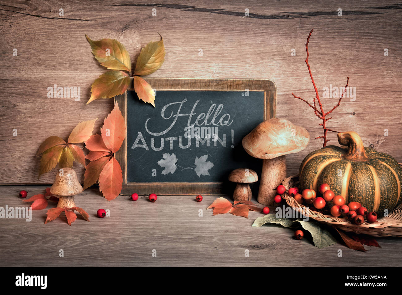 Arrangement d'automne avec couronne et tableau texte 'Bonjour !' de l'automne. Cette image est tonique. Banque D'Images