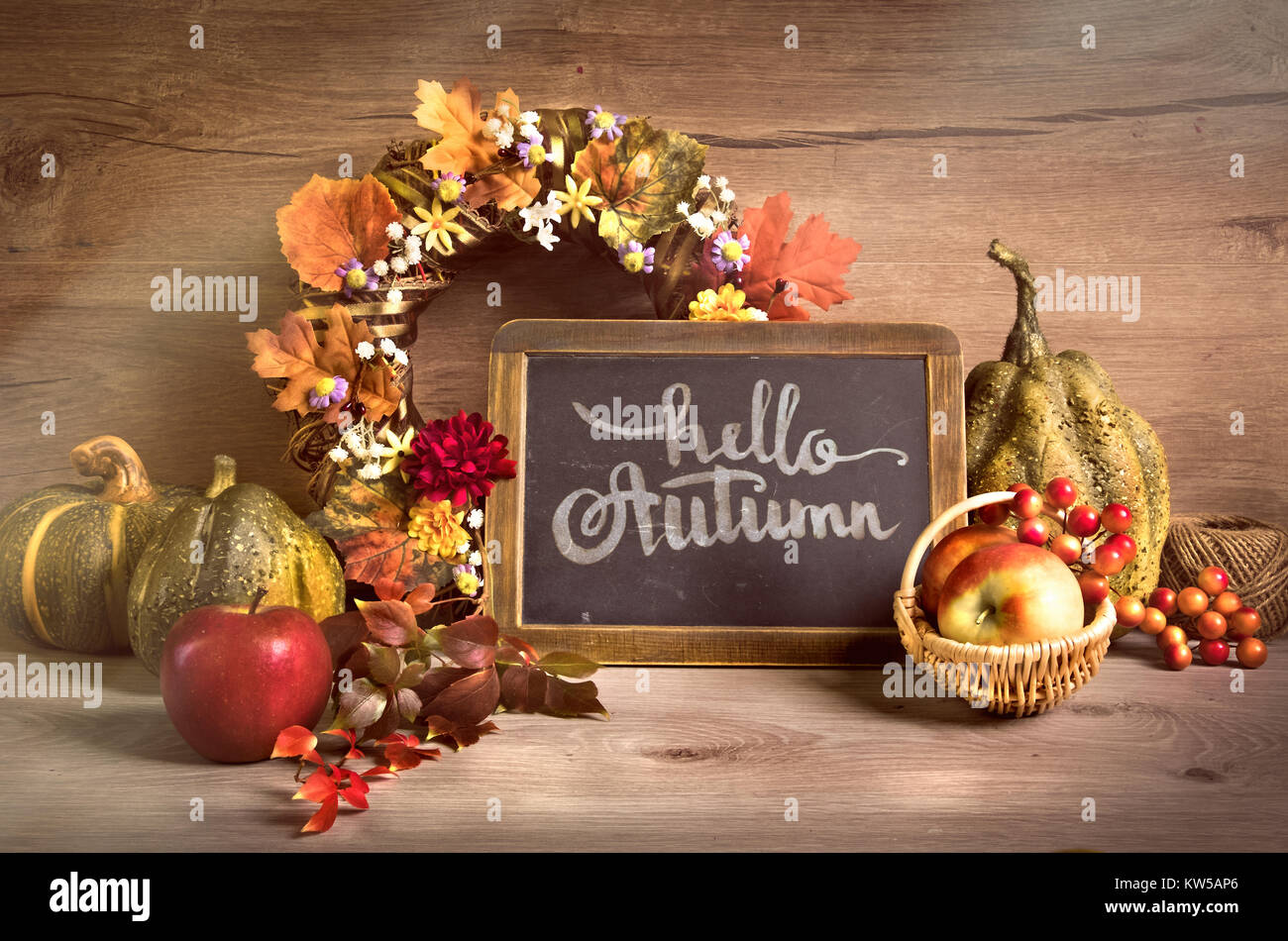 Arrangement d'automne avec couronne et le lettrage 'Bonjour' sur un tableau. Cette image est tonique. Banque D'Images