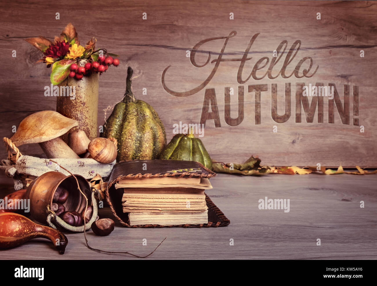 Les vieux livres, les décorations d'automne sur le bois, le texte 'Bonjour'. Cette image est tonique. Banque D'Images