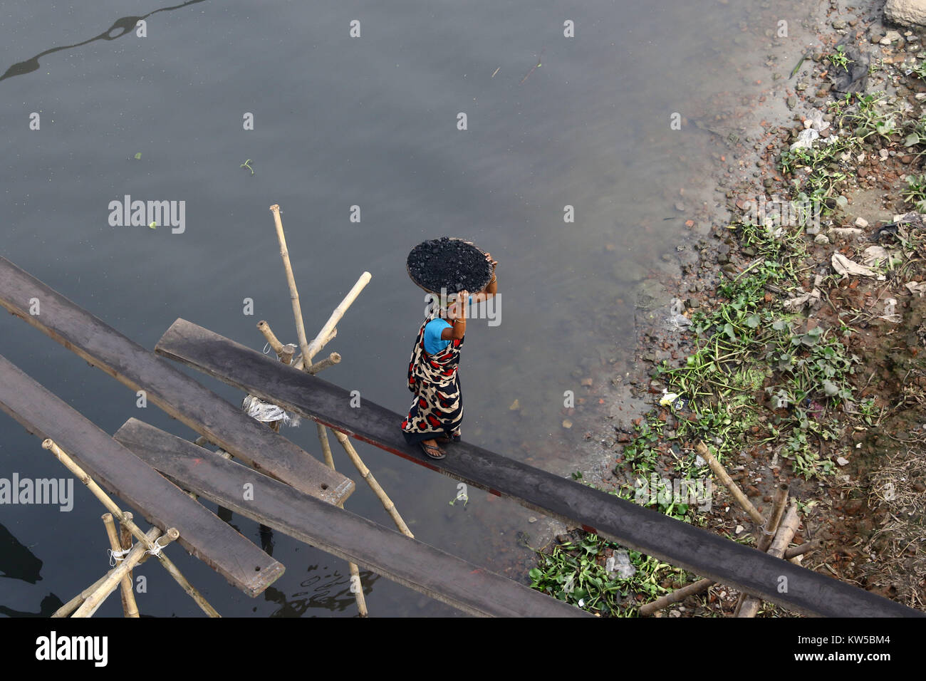 Les femmes du Bangladesh décharger travailleur provenant d'un navire de charbon à Dhaka. Banque D'Images