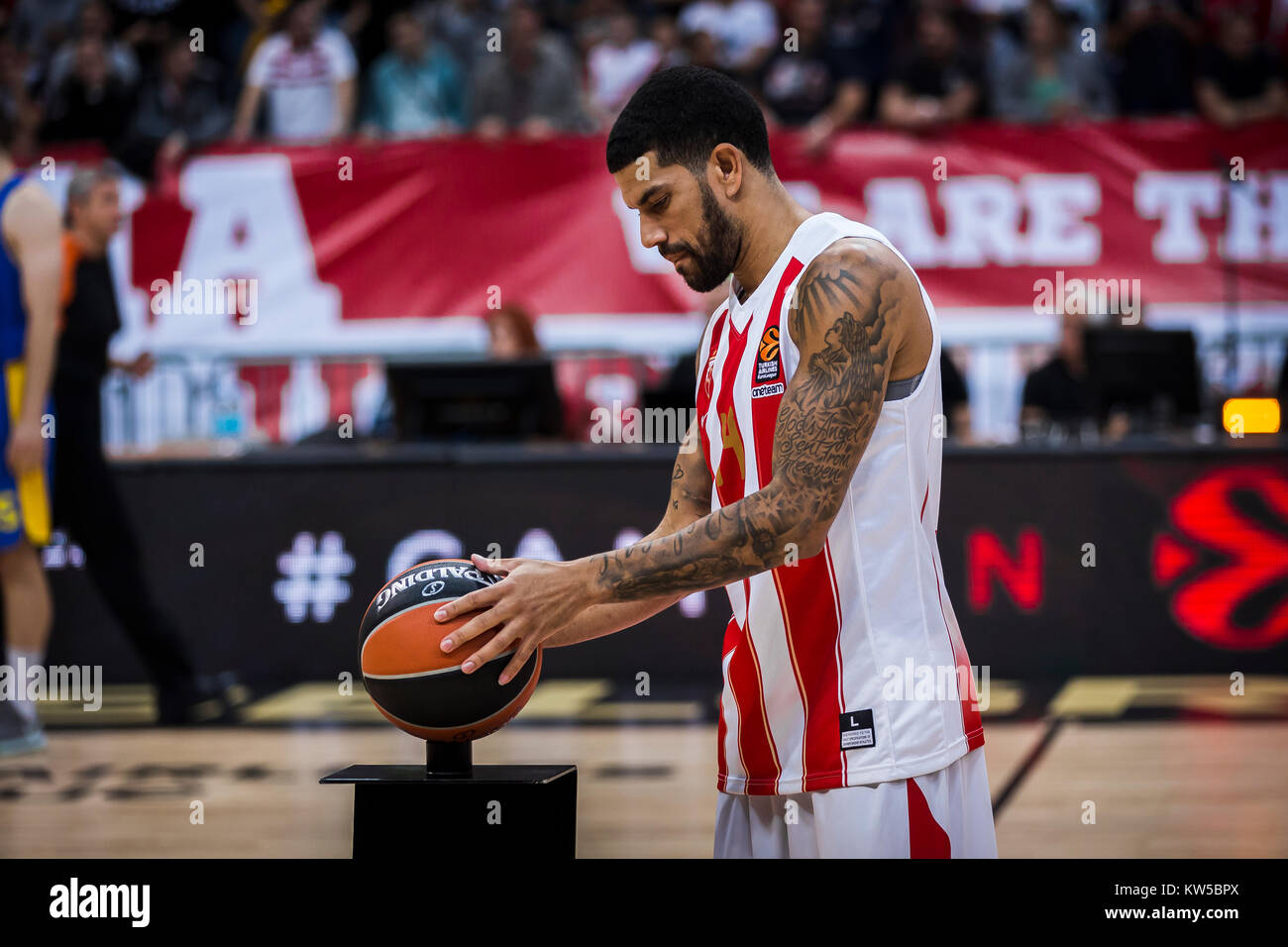 James Garde de Feldeine Stade Crvena Zvezda Belgrade mts avec la balle avant le début du match Banque D'Images