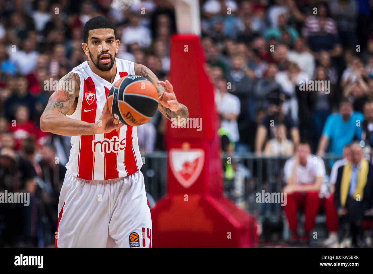 James Garde de Feldeine Stade Crvena Zvezda Belgrade mts passe le ballon pendant le match Banque D'Images