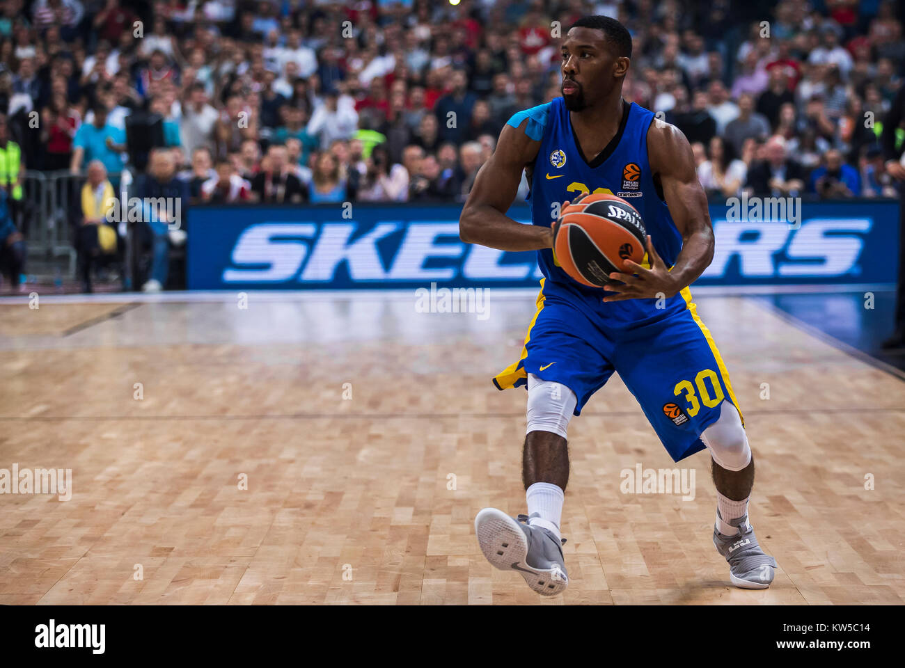 Garde côtière canadienne Norris Cole de Fox Maccabi Tel Aviv avec une balle pendant le match Banque D'Images