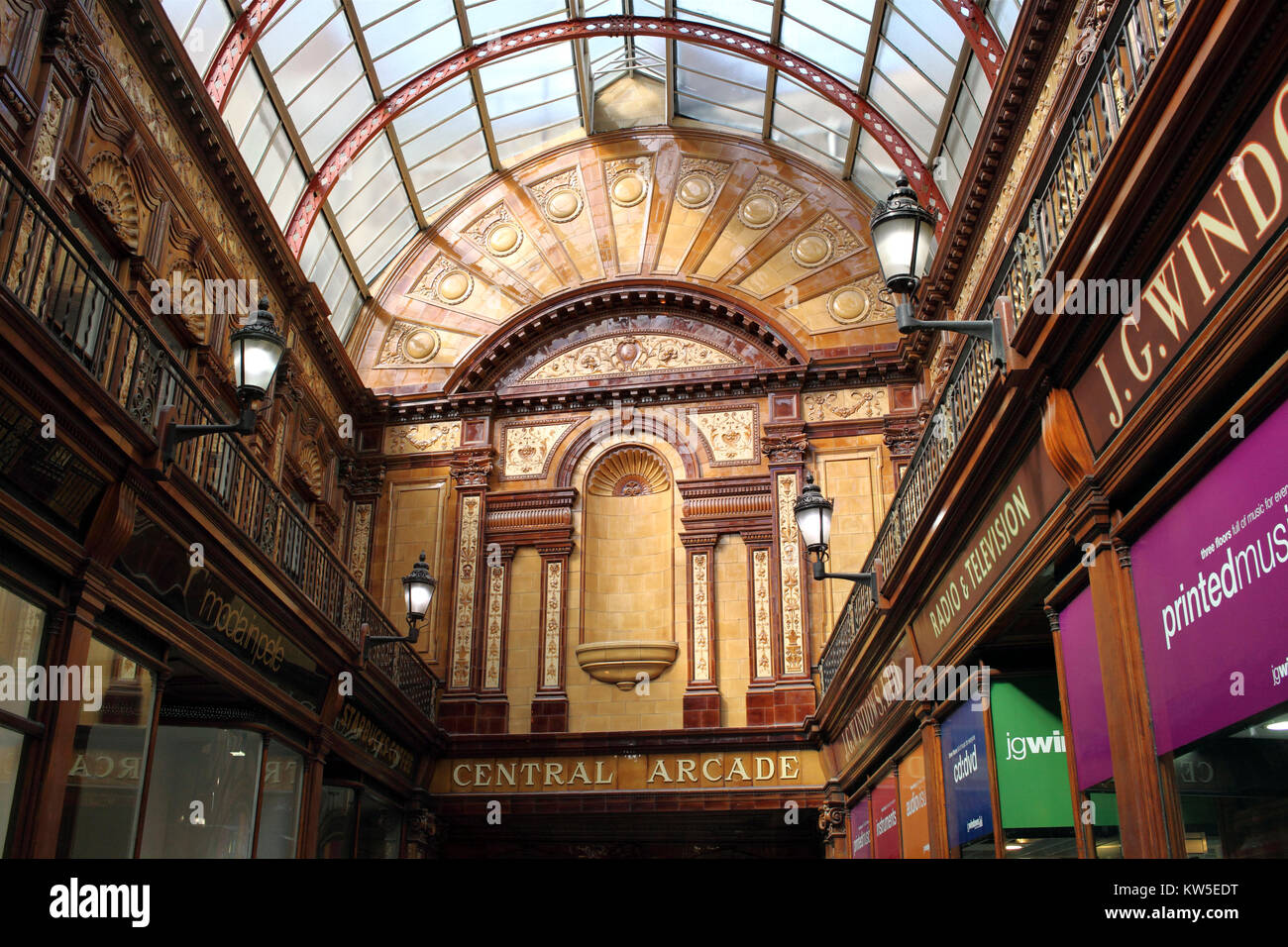 La centrale ensoleillée Arcade, Newcastle upon Tyne, montrant le mur d'extrémité richement décorées et le fer à repasser et de verre en forme de voûte en toiture. Banque D'Images