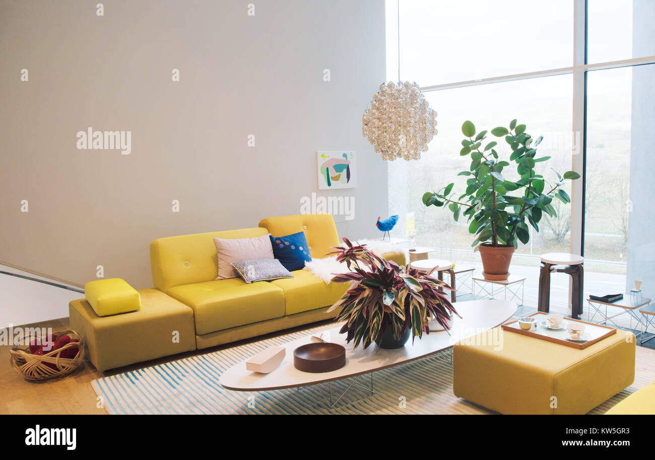 WEIL AM RHEIN, ALLEMAGNE - le 26 novembre 2017 : l'intérieur de l'intérieur du bâtiment VitraHaus. Vue d'en haut. Banque D'Images