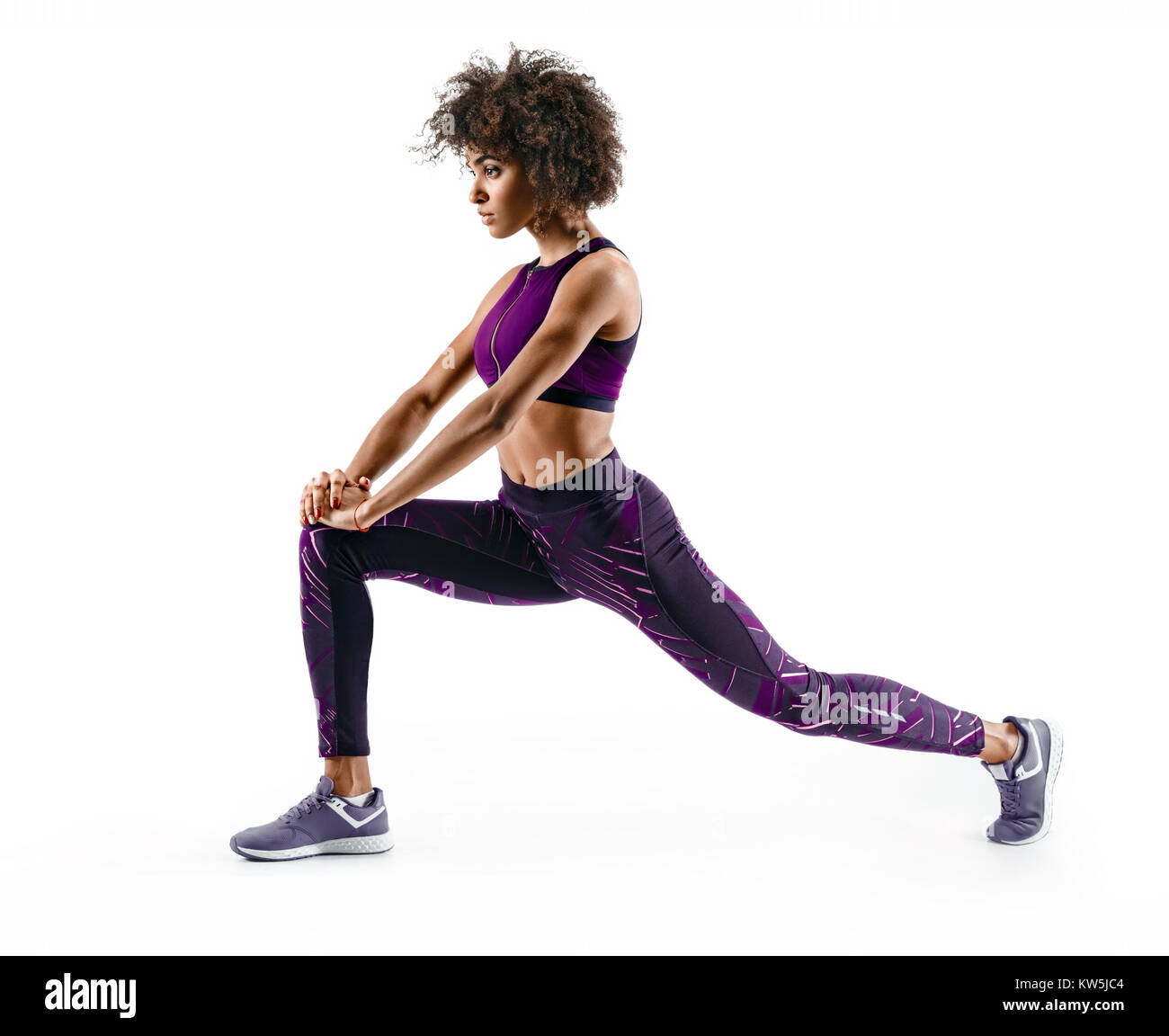 African girl doing stretching remise en forme d'entraînement. Toute la longueur de balle jeune fille sur fond blanc. L'étirement et la motivation Banque D'Images