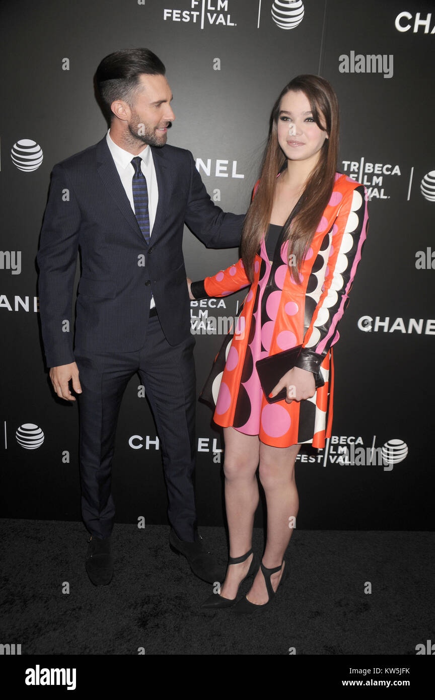 Adam levine hailee steinfeld Banque de photographies et d’images à
